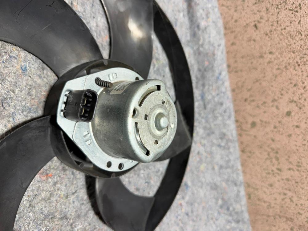 2013 Chrysler 200 Mopar Engine Cooling Fan Blade with Motor OEM 24041258 – photo 3