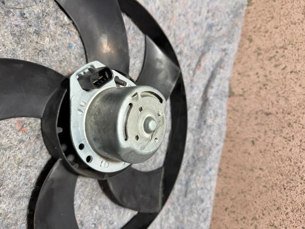2013 Chrysler 200 Mopar Engine Cooling Fan Blade with Motor OEM 24041258 – photo 4