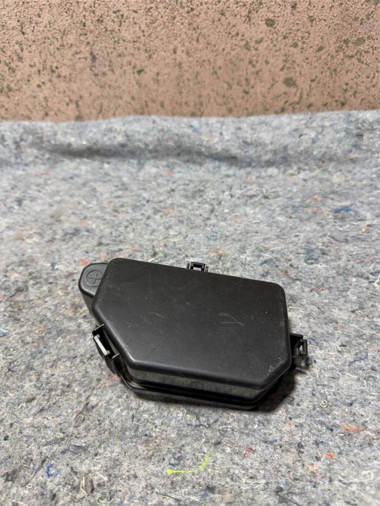 2017-2020 Infiniti Q60 Fuse Relay Battery Junction Box Block Upper Cover OEM – photo 1