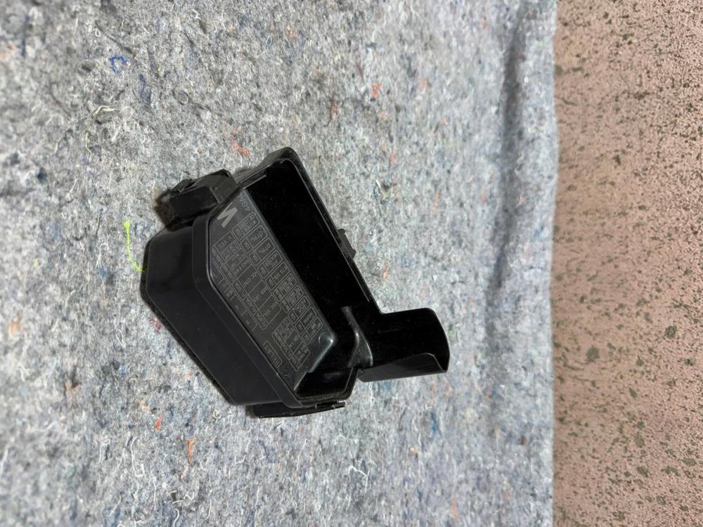 2017-2020 Infiniti Q60 Fuse Relay Battery Junction Box Block Upper Cover OEM – photo 2