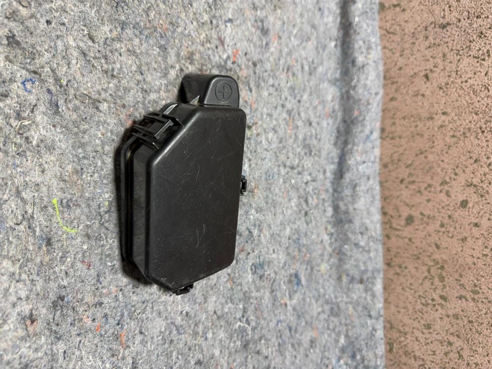 2017-2020 Infiniti Q60 Fuse Relay Battery Junction Box Block Upper Cover OEM – photo 3