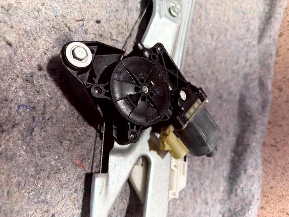 Genuine Gm 23168662 Window Motor and Regulator Assembly – photo 3