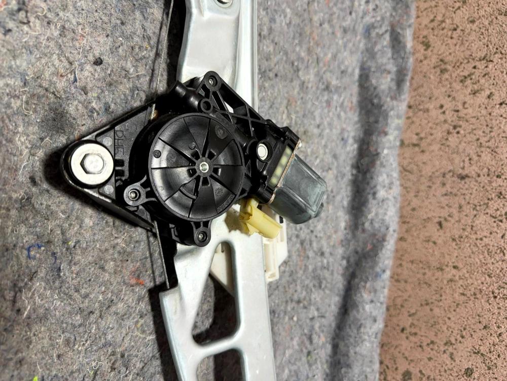 Genuine Gm 23168662 Window Motor and Regulator Assembly – photo 4