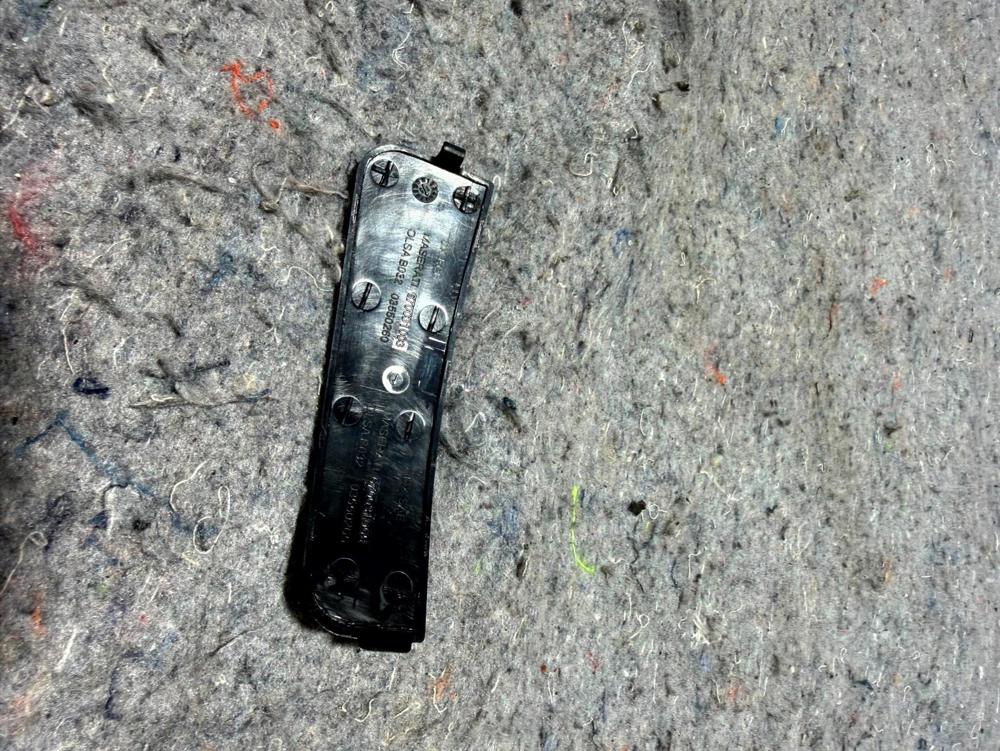 2014-21 Maserati Ghibli Rear Right Side Taillight Lamp Screw Cover Trim Cap OEM – photo 2