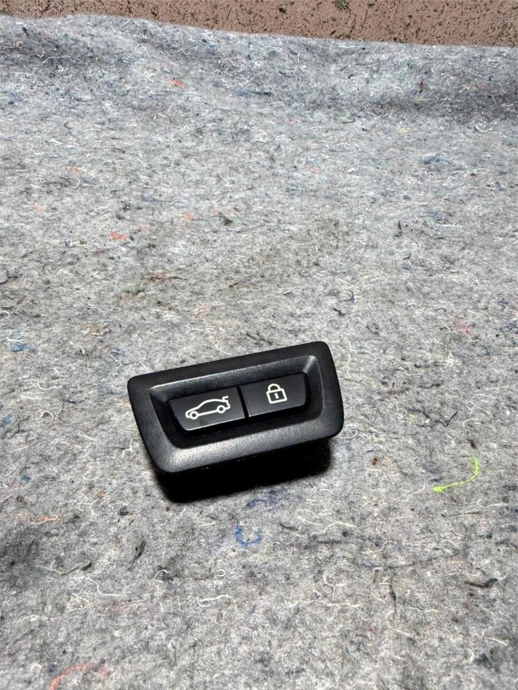 2012 BMW 750 I Lock Trunk Rear Door Button 61.31916264504 549.5830.11 C52 – photo 1