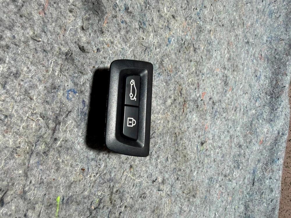 2012 BMW 750 I Lock Trunk Rear Door Button 61.31916264504 549.5830.11 C52 – photo 2