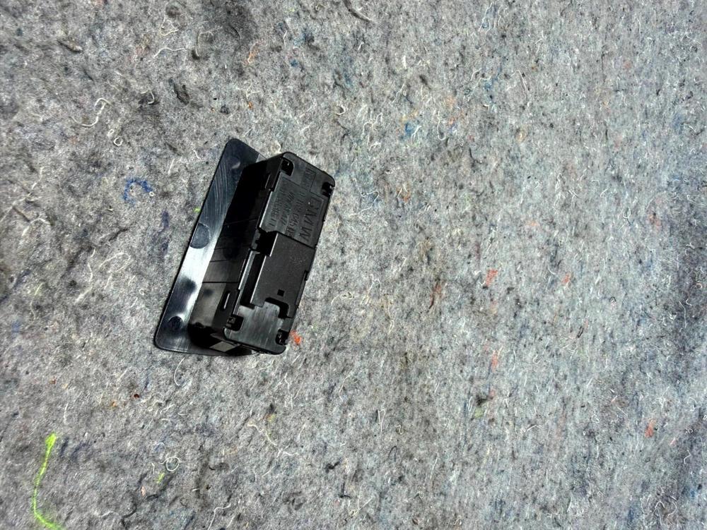 2012 BMW 750 I Lock Trunk Rear Door Button 61.31916264504 549.5830.11 C52 – photo 4