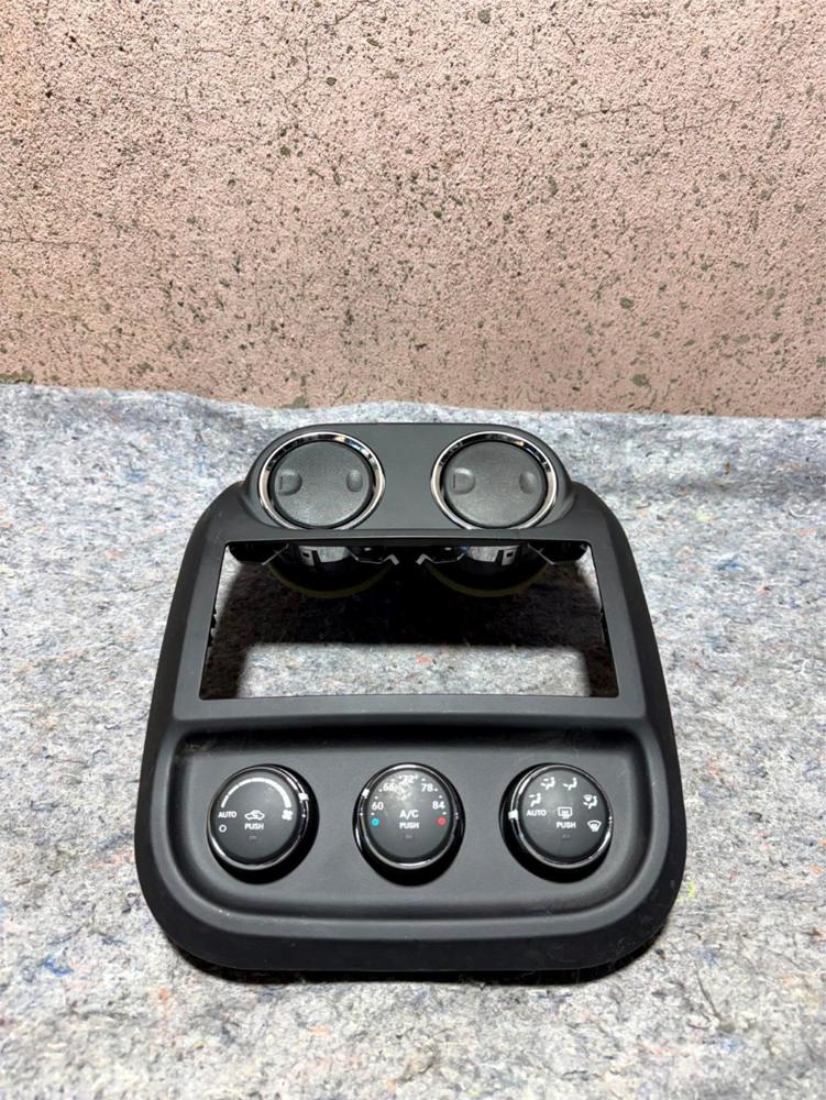 11-17 Jeep Patriot Compass Center Dash Radio Climate Control Air Vent Bezel OEM – photo 1