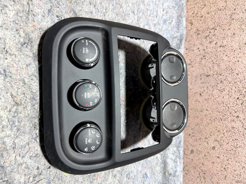 11-17 Jeep Patriot Compass Center Dash Radio Climate Control Air Vent Bezel OEM – photo 2