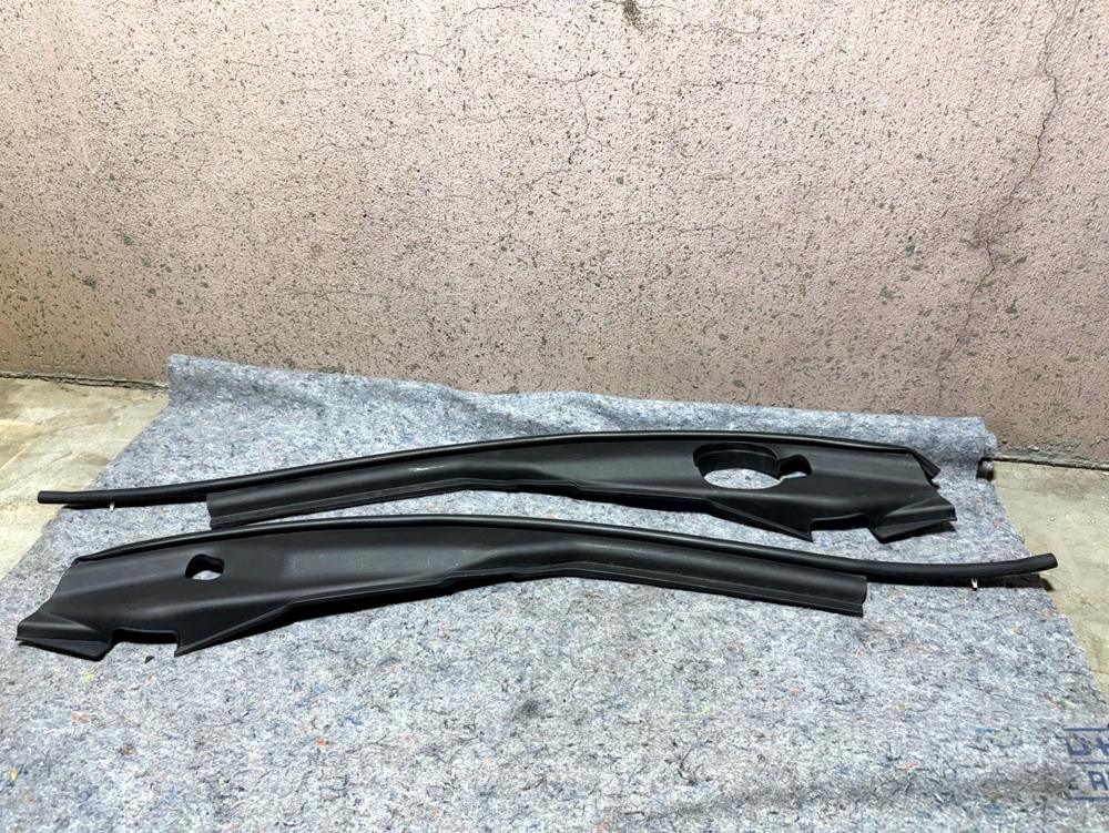 658204GA0A Genuine Nissan Seal Assy Hood 65820-4GA0A 65821-4GA0A – photo 1