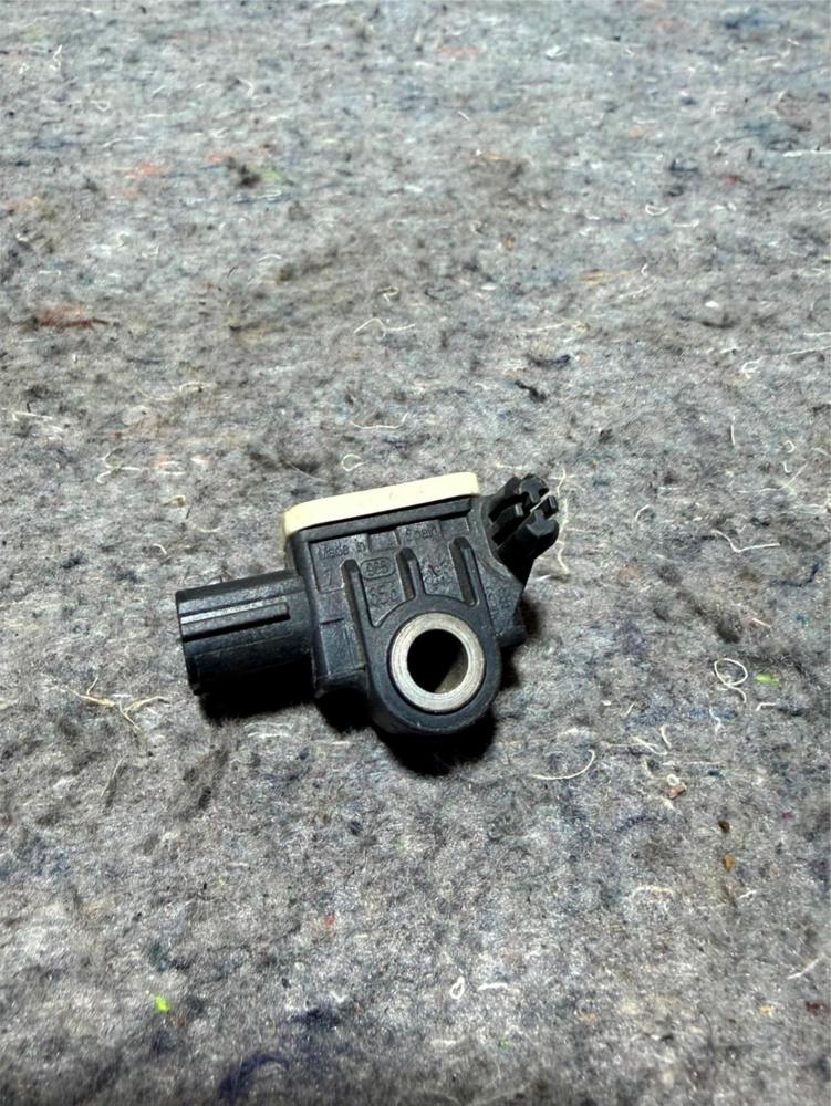 Nissan Infiniti Genuine Safety Sensor 98581-3JA0A – photo 1