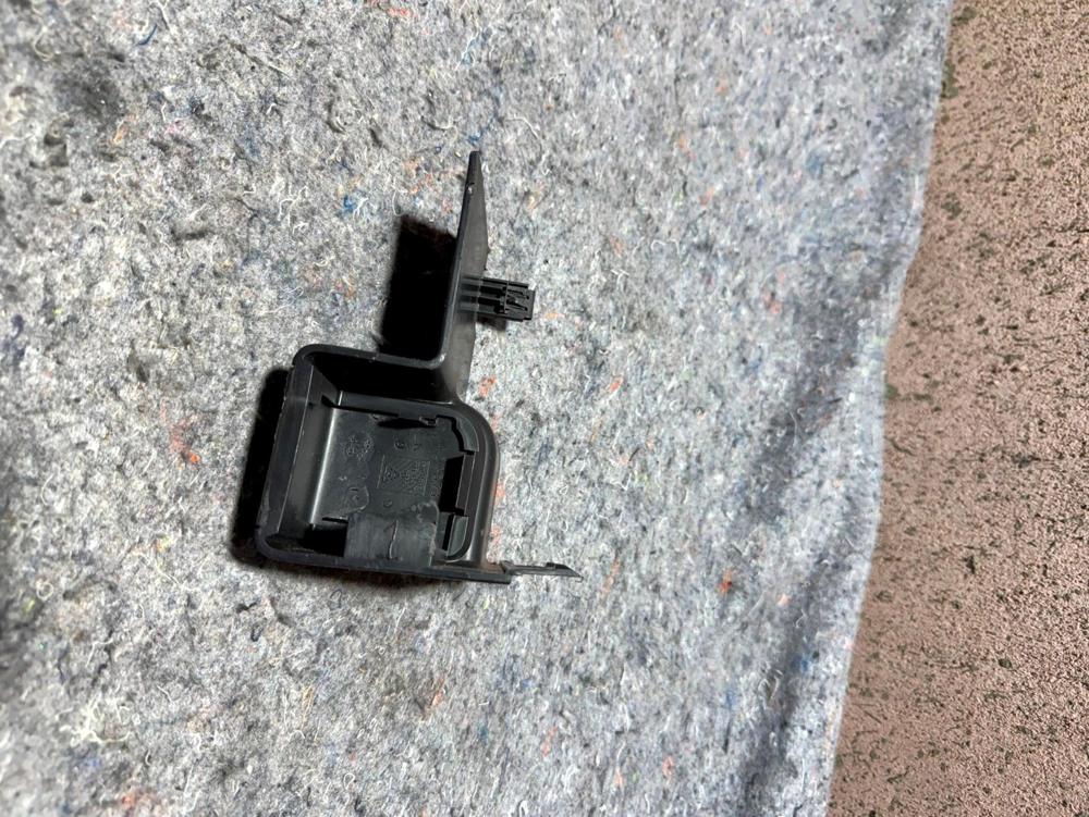 2010-2014 Jeep Patriot Front Right Passenger Side Seat Track End Cover Trim OEM – photo 2