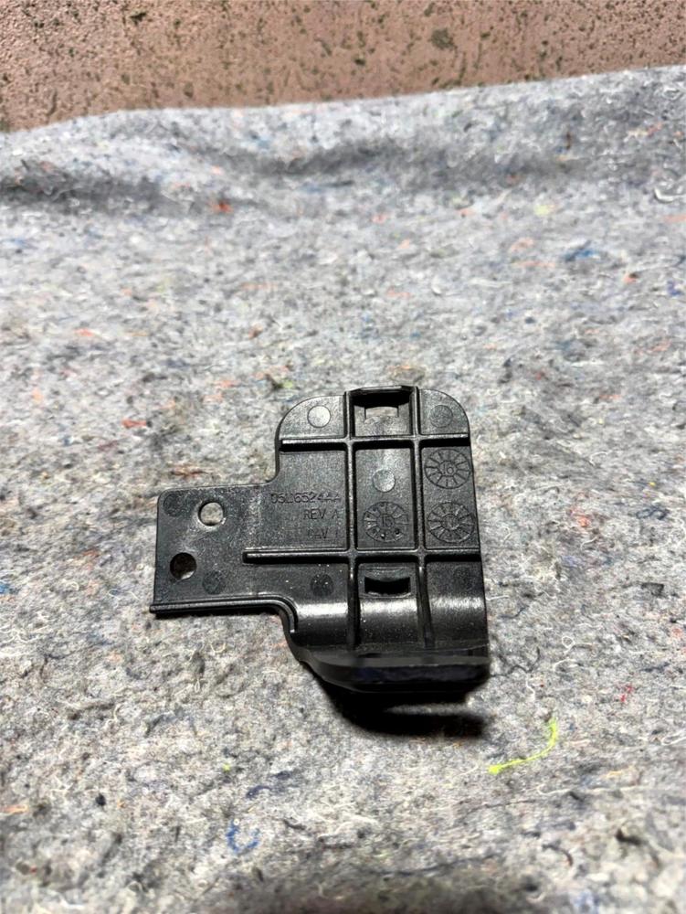 2008-2017 Jeep Patriot Passenger Side Radio Antenna Mount Braket Support OEM – photo 1