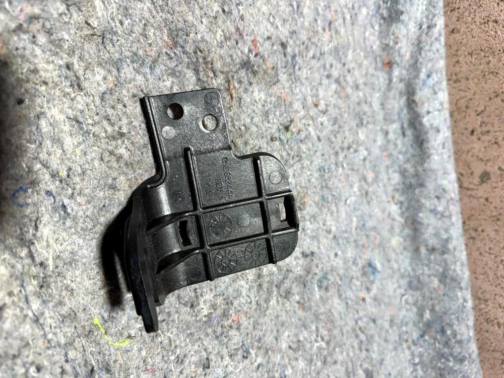2008-2017 Jeep Patriot Passenger Side Radio Antenna Mount Braket Support OEM – photo 2