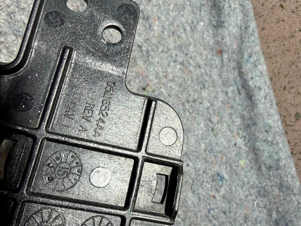 2008-2017 Jeep Patriot Passenger Side Radio Antenna Mount Braket Support OEM – photo 4