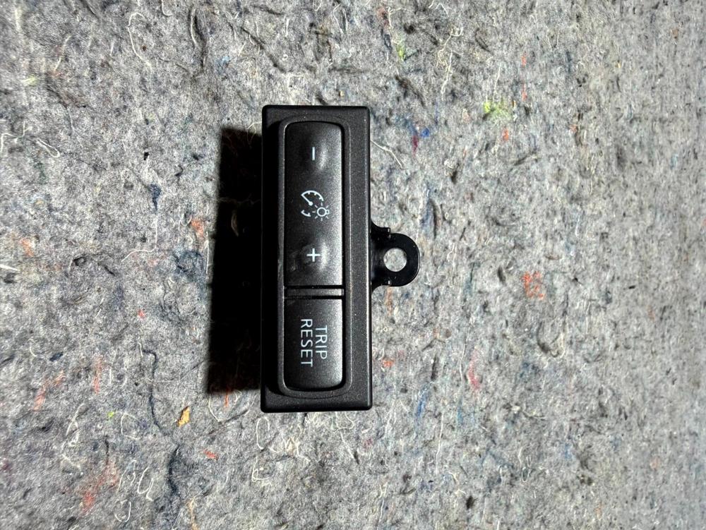2016-2019 Nissan Titan Xd OEM Left Front Dash Trip Reset Button – photo 3