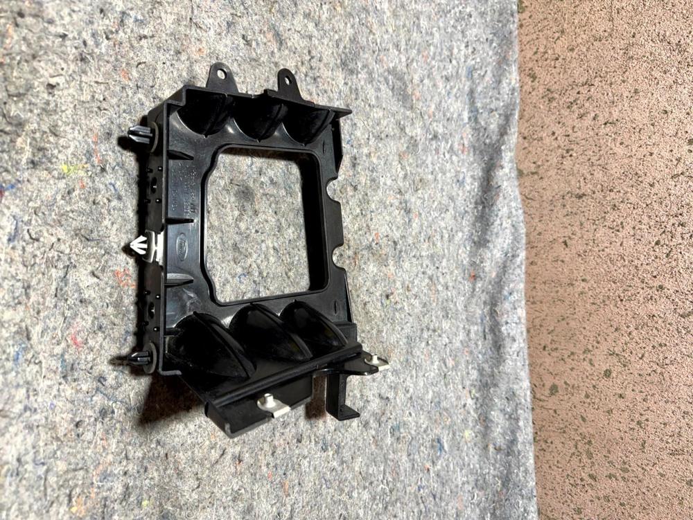 2019 Ford Mustang Bumper Bracket LH FR3B17E851AD – photo 2