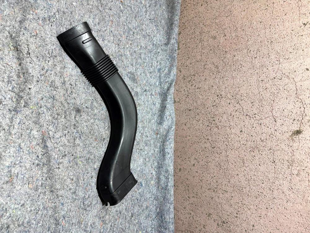2012-2014 BMW 650i Right Air Intake Duct Tube OEM 13717624031 – photo 3