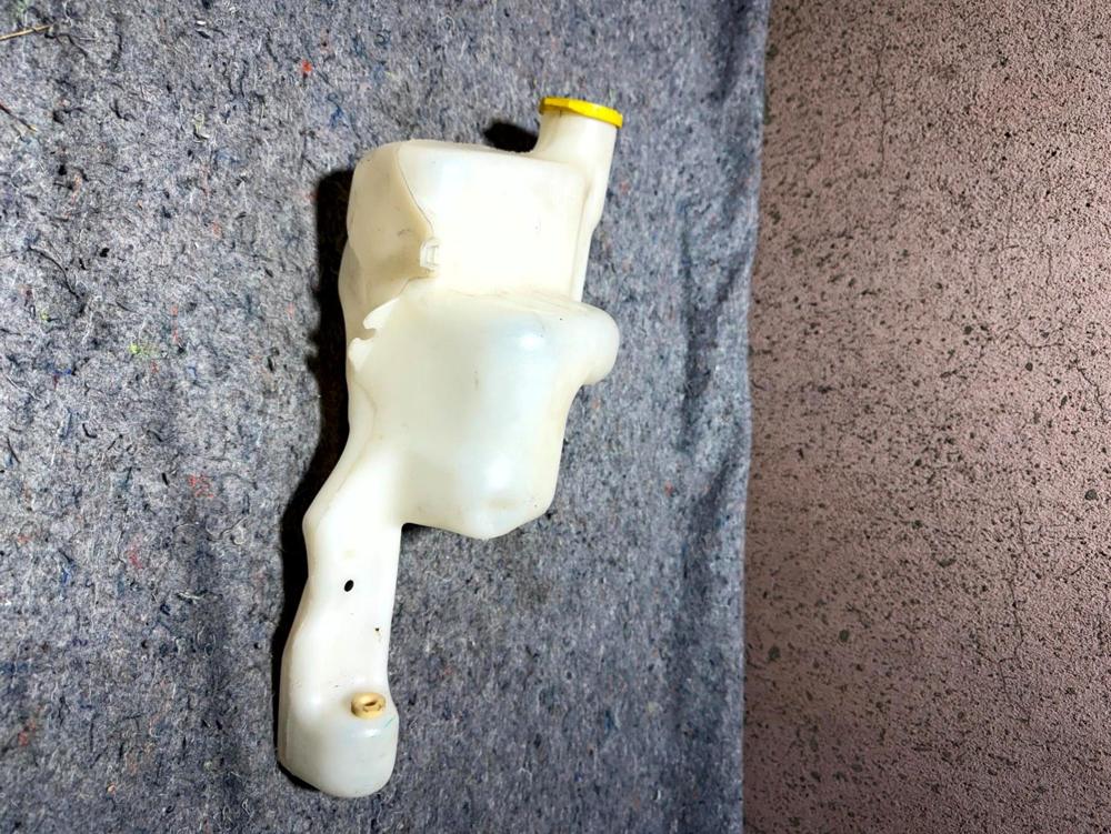 2007-2011 Dodge Caliber Jeep Patriot Compass Washer Reservior Assembly 05303789 – photo 3