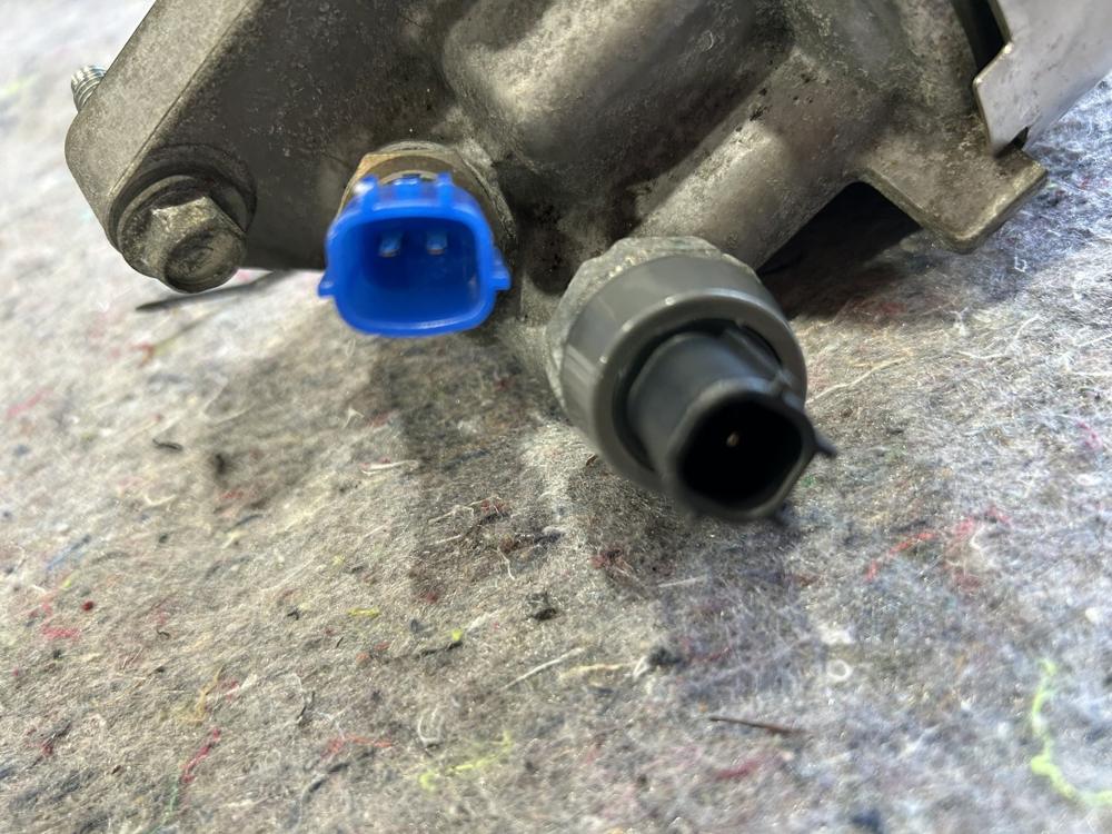2014-2016 Hybrid 3.5 Infiniti Engine Oil Filter Bracket Housing OEM – photo 3
