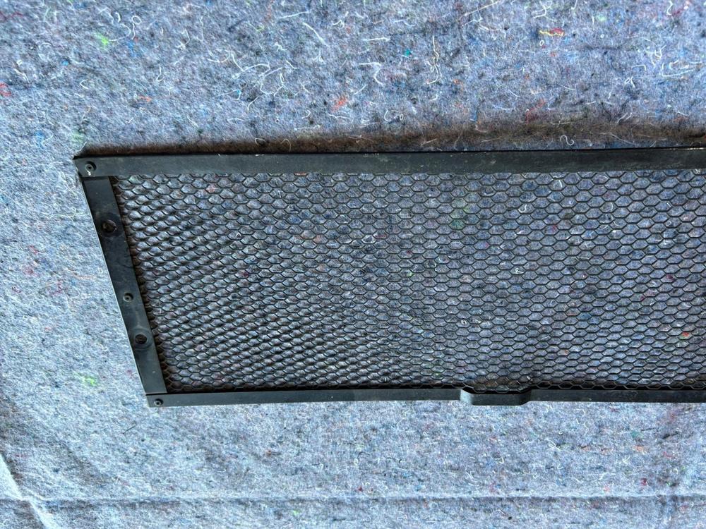 87-91 Ferrari 512 Tesstarossa Rear Upper Finishing Grille OEM – photo 3