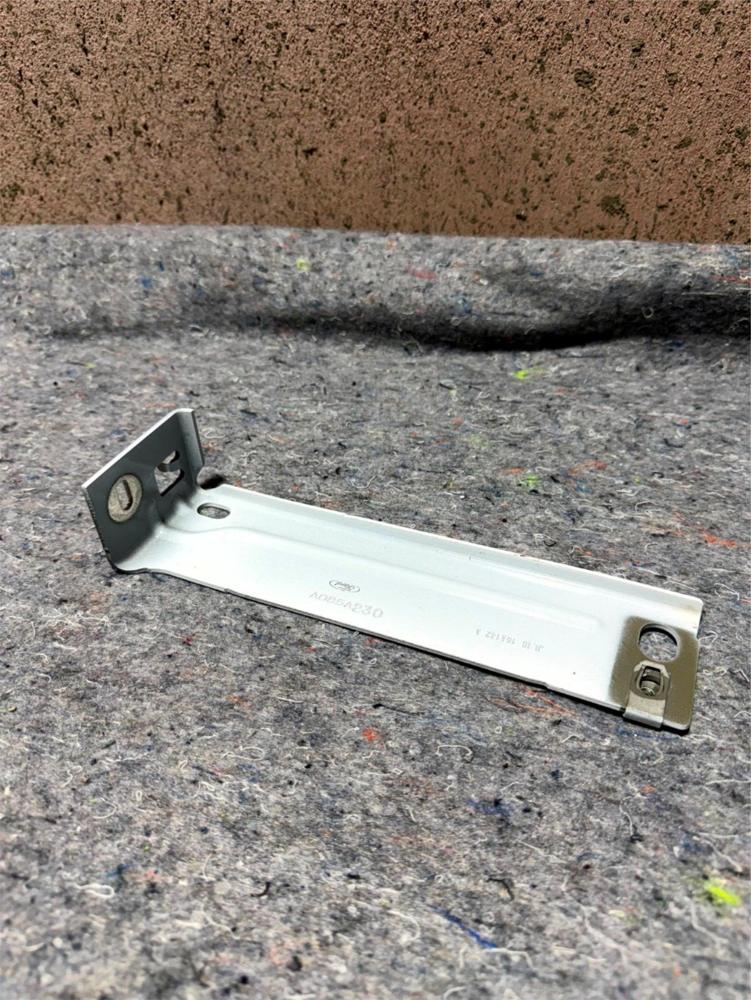 2018-2024 Lincoln Navigator Front Right Fender Mount Bracket White OEM A085A230 – photo 1