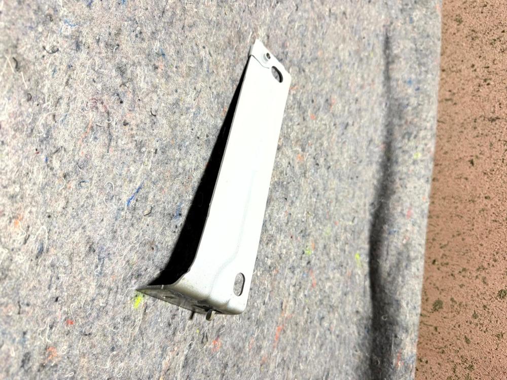 2018-2024 Lincoln Navigator Front Right Fender Mount Bracket White OEM A085A230 – photo 2