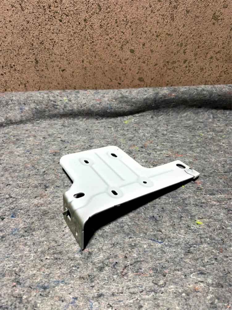 2018-2024 Lincoln Nagivator Front Left Side Fender Mount Bracket JL1B-16A143-A – photo 1