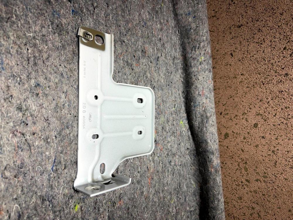 2018-2024 Lincoln Nagivator Front Left Side Fender Mount Bracket JL1B-16A143-A – photo 2