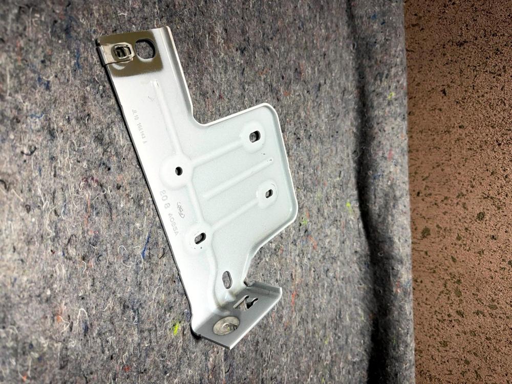 2018-2024 Lincoln Nagivator Front Left Side Fender Mount Bracket JL1B-16A143-A – photo 3
