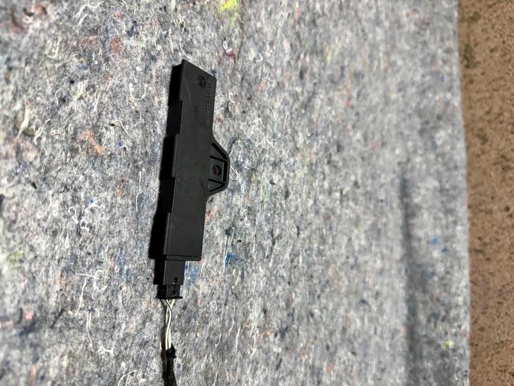 2012 BMW 750 Keyless Comfort Access Antenna Amplifier Module OEM 9220832-02 – photo 2
