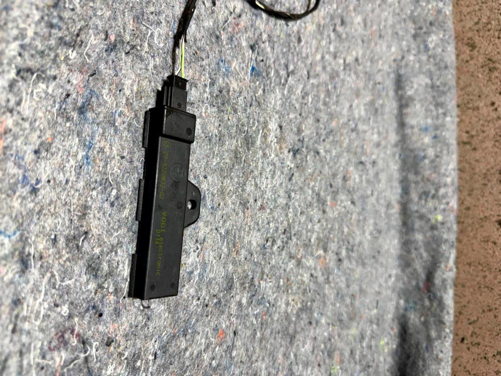 2012 BMW 750 Keyless Comfort Access Antenna Amplifier Module OEM 9220832-02 – photo 3