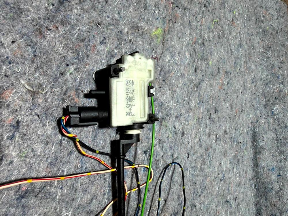 2011-2016 BMW F10 F11 5SERIERS Fuel Fillerflap Cober Motor Actuator 7200674 OEM – photo 4