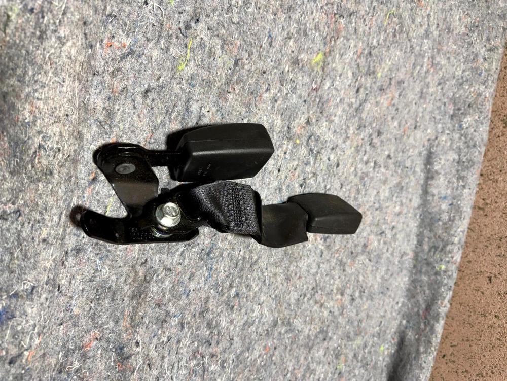 2014-2022 Infiniti Q50 Right Rear Seat Belt Buckle OEM – photo 2