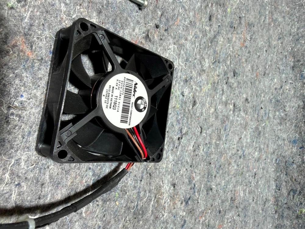 09-15 BMW F01 F02 750I Amplifier Amp Audio System Cooling Fan AX6983075 OEM – photo 3