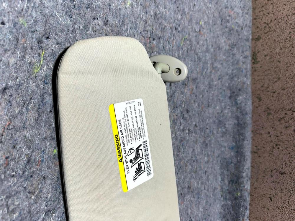 2007-2017 Jeep Patriot Passenger Sun Visor Beige OEM – photo 2