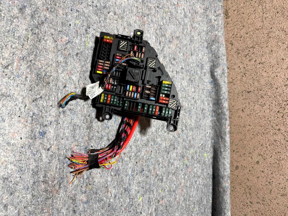 11-17 BMW F01 740LI 750I Rear Trunk Power Fuse Box Relay Module 9234442301 OEM – photo 2