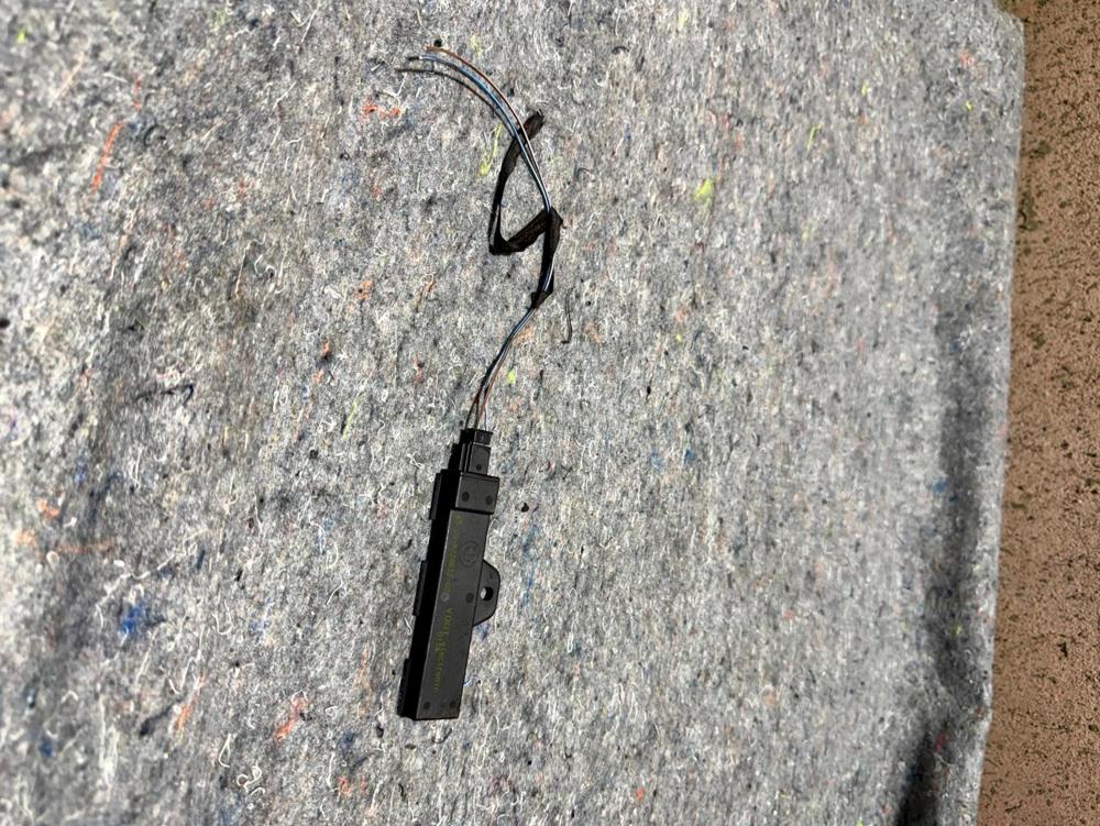 2012 BMW 750 Keyless Comfort Access Antenna Amplifier Module OEM 9220832-02 – photo 2