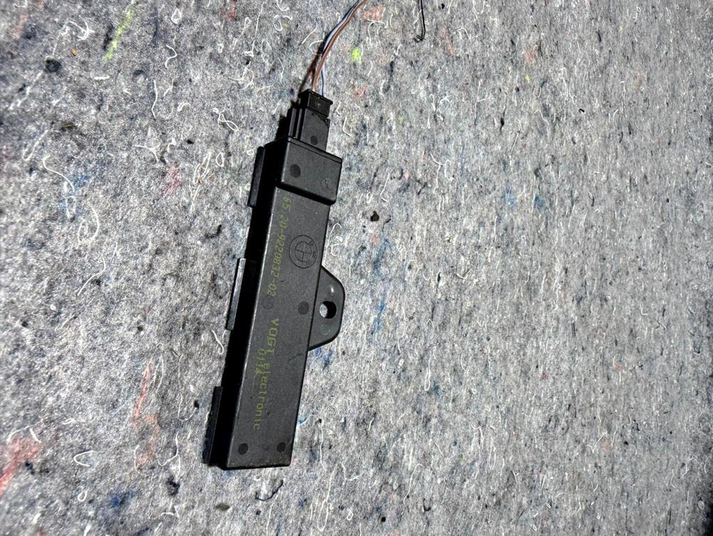 2012 BMW 750 Keyless Comfort Access Antenna Amplifier Module OEM 9220832-02 – photo 3