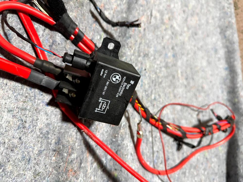 BMW F01 F02 F04 F10 F11 F30 F31 Battery Cable Relay 7661503 / 01 – photo 2