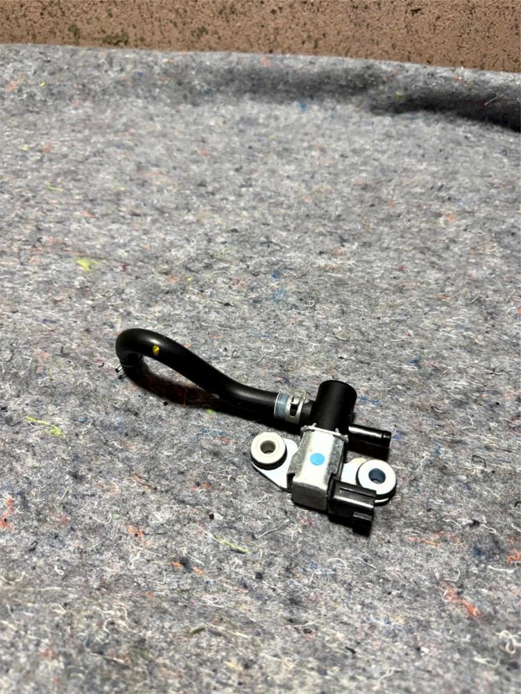 Infiniti Q50 M/t Vapor Canister Vaccum Purge Solenoid Vsv K5T45597 – photo 1