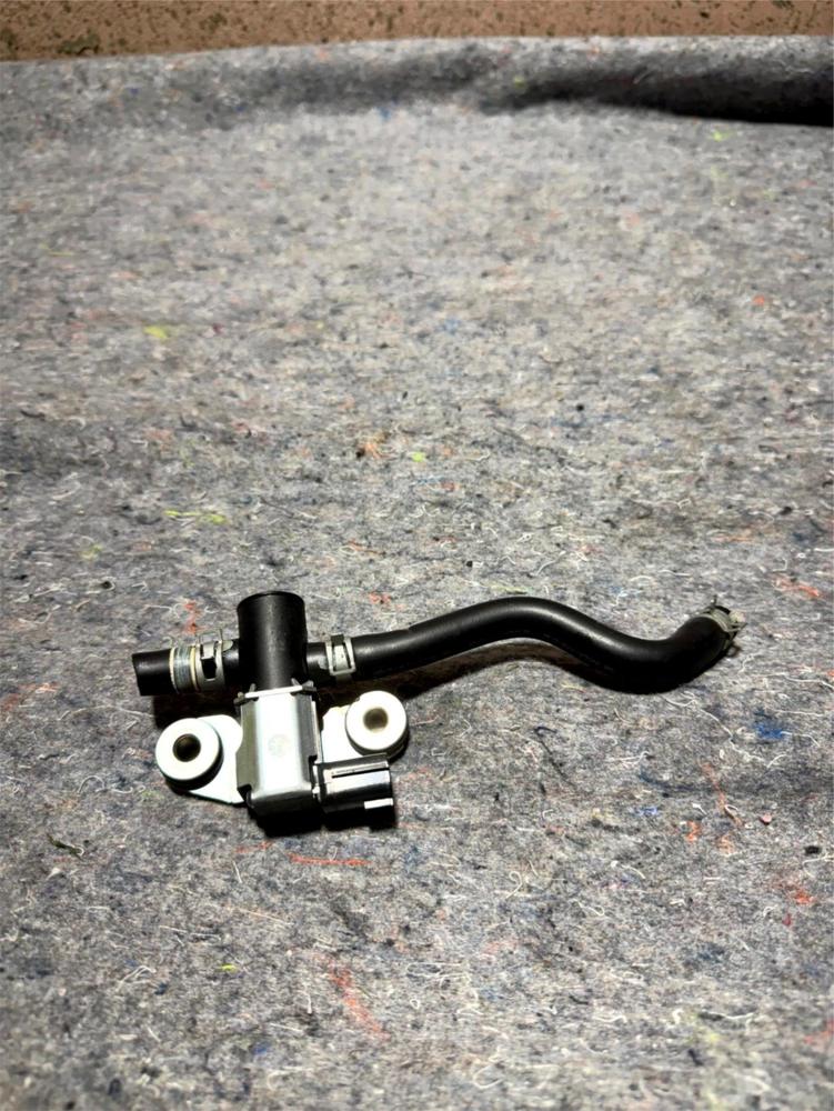 Infiniti Q50 M/t Vapor Canister Vacuum Purge Solenoid Vsv K5T46697 – photo 1