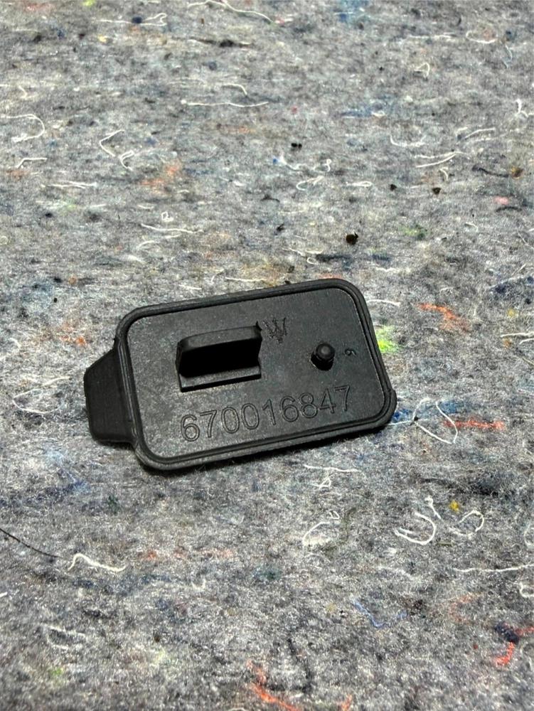 Maserati Quattroporte Glove Box AUX USB Port Cover Plate Plug OEM 670016947 – photo 1