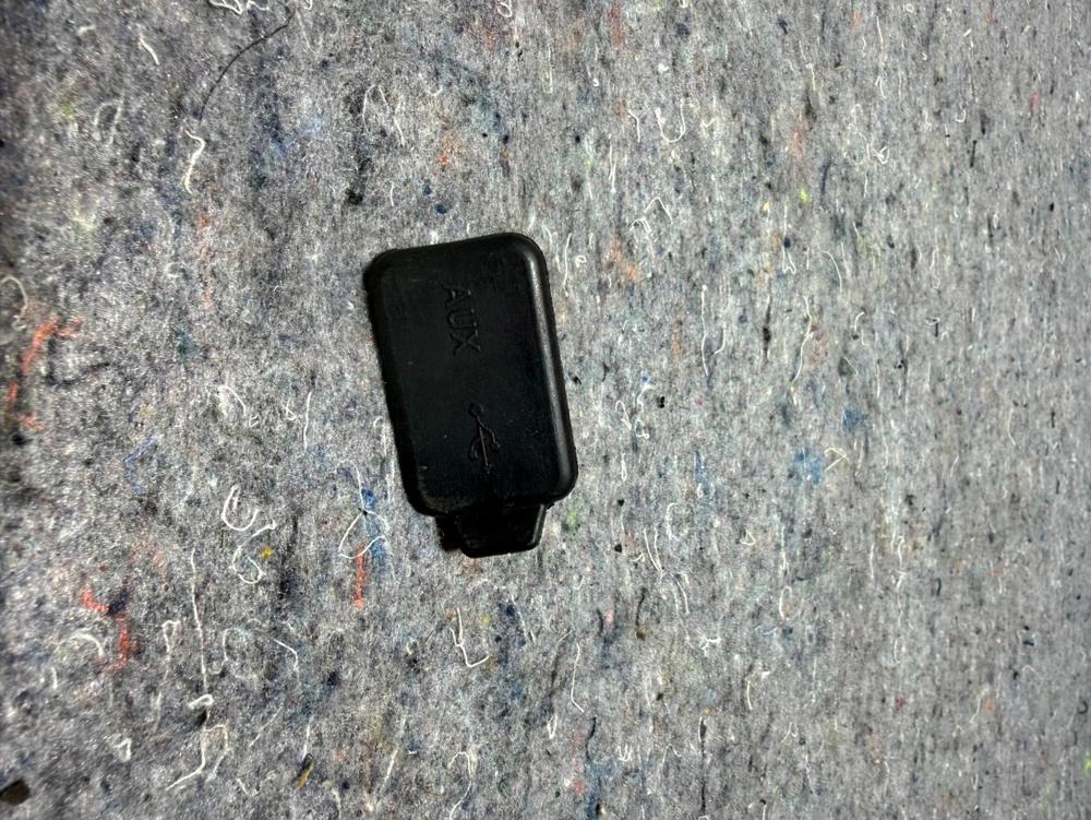 Maserati Quattroporte Glove Box AUX USB Port Cover Plate Plug OEM 670016947 – photo 2