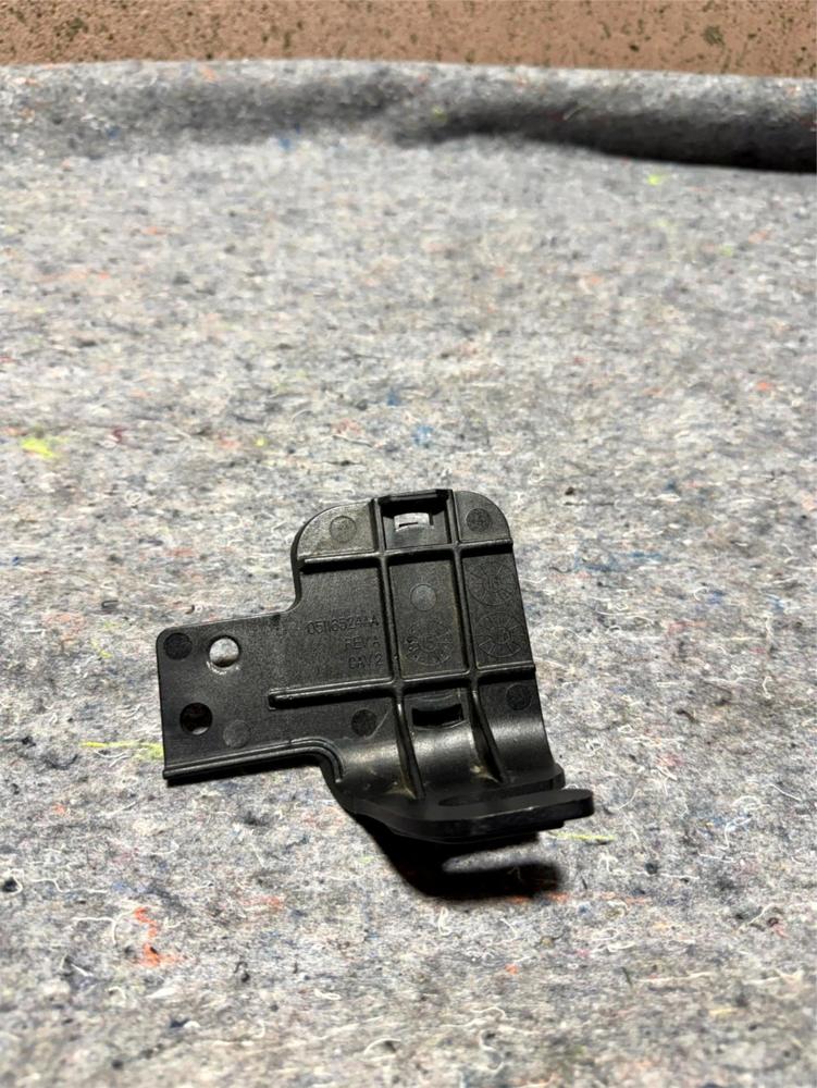 2008-2017 Jeep Patriot Passenger Side Radio Antenna Mount Braket Support OEM – photo 1