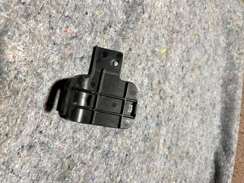 2008-2017 Jeep Patriot Passenger Side Radio Antenna Mount Braket Support OEM – photo 3
