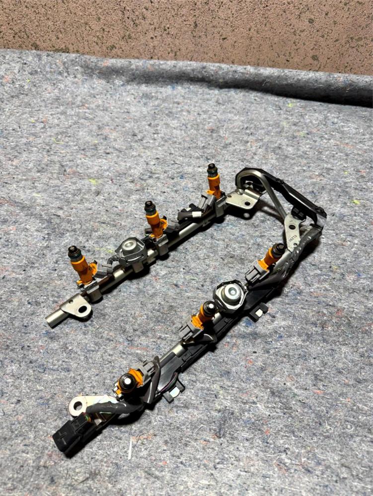 14-15 Infiniti Q50 Sedan Fuel Rail w/ Injectors – photo 1