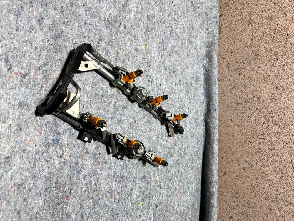 14-15 Infiniti Q50 Sedan Fuel Rail w/ Injectors – photo 2