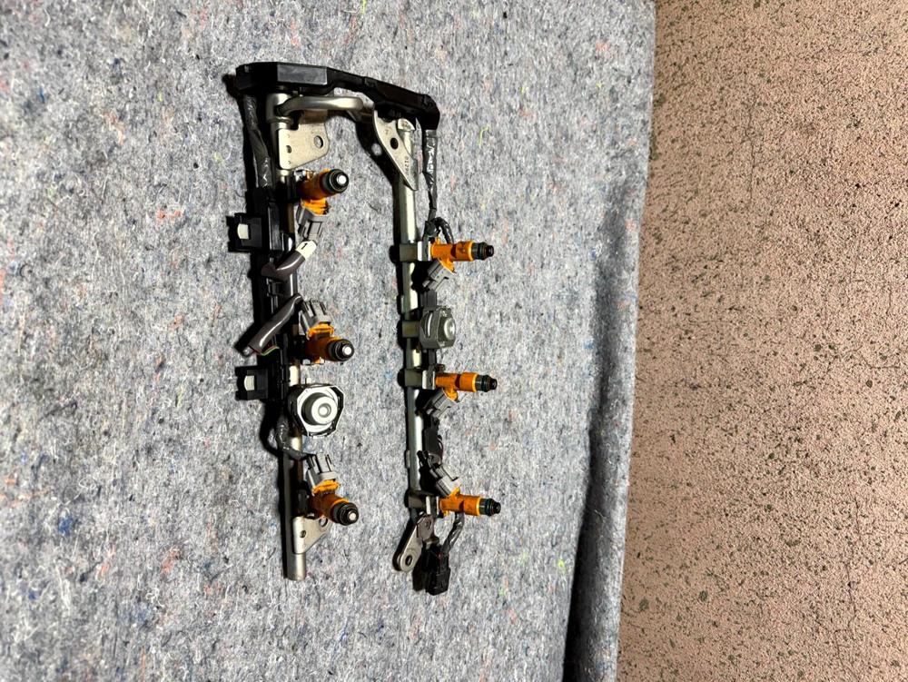 14-15 Infiniti Q50 Sedan Fuel Rail w/ Injectors – photo 3