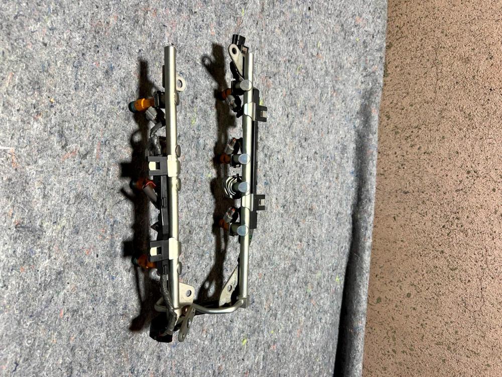 14-15 Infiniti Q50 Sedan Fuel Rail w/ Injectors – photo 4